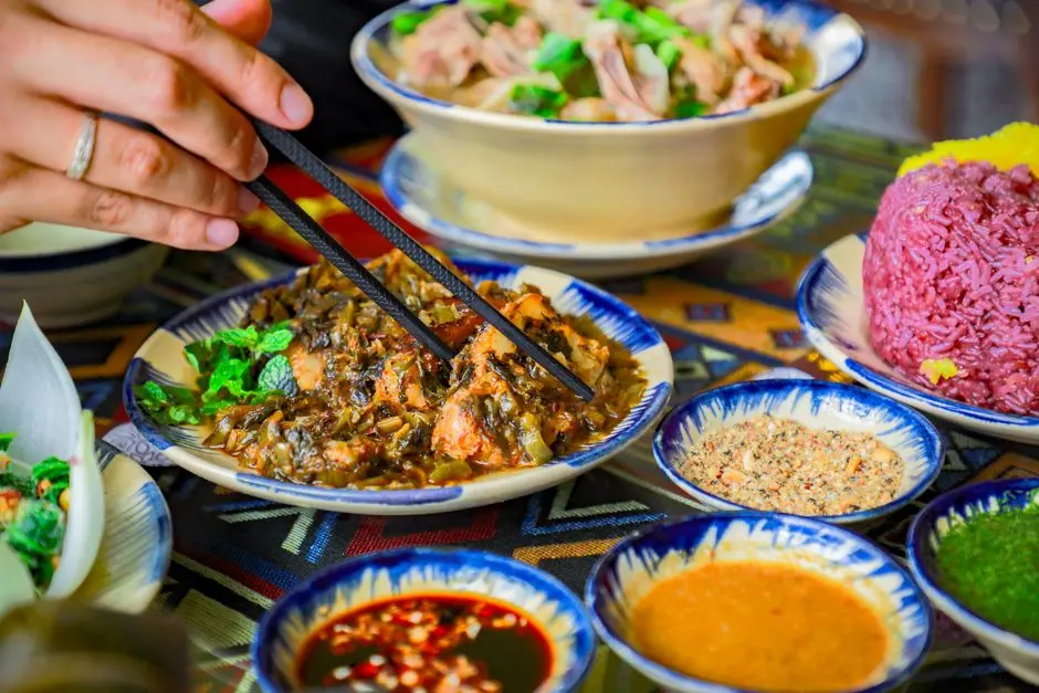 Sajian makanan khas praktis di meja makan dengan nasi dan pelengkap segar